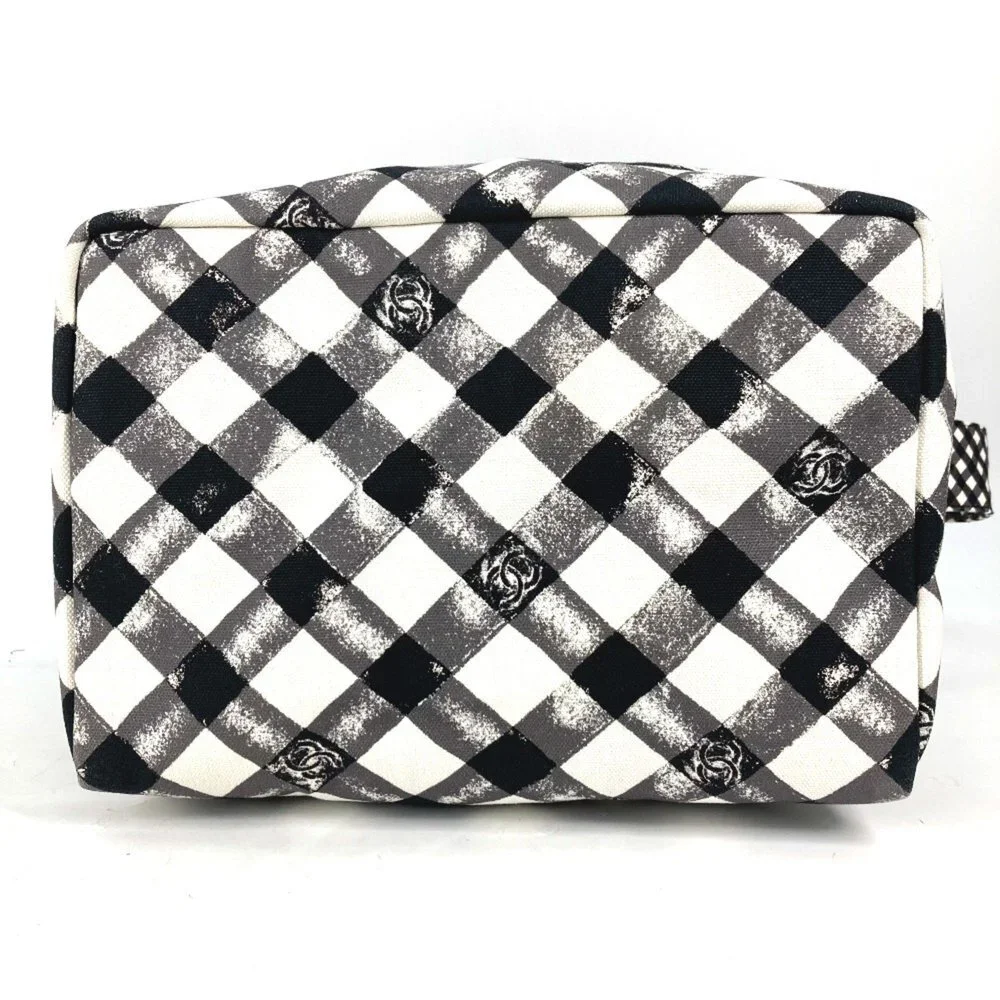 CHANEL White Shoulder Bag